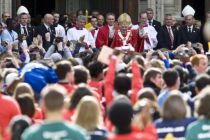 Pope Benedict XVI waves to the young people gathered in the Piazza of ...