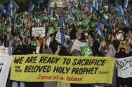Supporters of Pakistani religious party Jamat-i-Islami rally ...