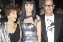Mary Perry Hudson (l) with her daughter, pop star Katy Perry (c), and ...