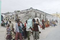 People from Southern Somalia make their way to a camp for internally ...