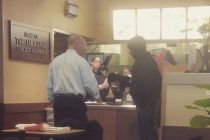 chick-fil-a-owner-mark-meadows-gives-a-homeless-man-a-free-meal-and-his-own-gloves