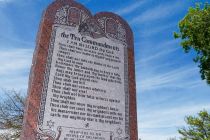ten-commandments-monument-in-oklahoma