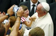 pope-francis-with-baby
