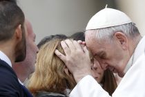 pope-francis-blesses-a-woman