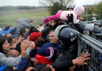 migrants-barred-by-fence