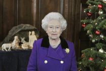 the-queen-at-the-chapel-royal-hampton-court