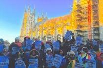 lgbti-protestors-outside-canterbury-cathedral