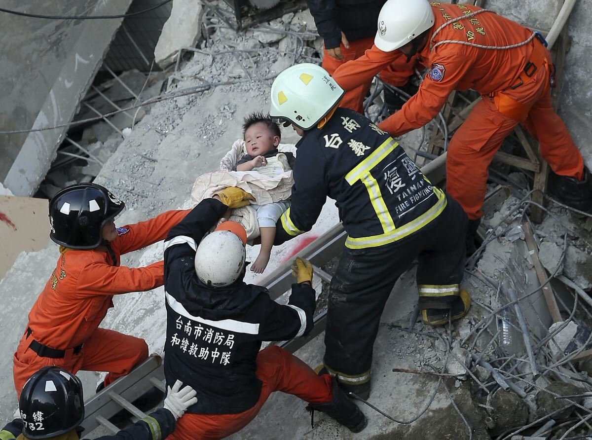 Землетрясение и люди. Землетрясение спасатели. Спасение людей из под завалов.