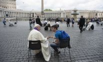 pope-francis-hears-youths-confession