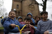 migrant-syrian-kids-in-front-of-german-church