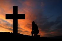 kneeling-in-front-of-the-cross