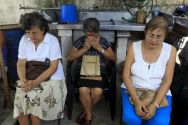 cuban-women-praying