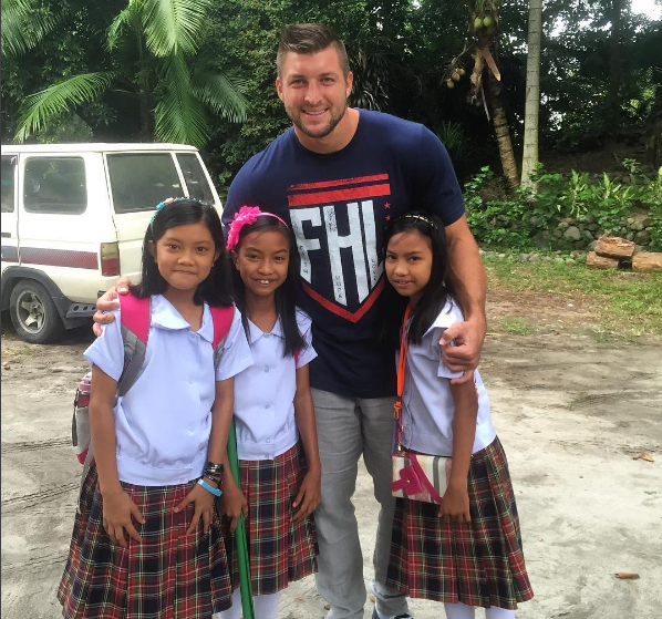 Tim Tebow, American sport hero born in Philippines , will help raise a  hospital in Southern Davao .