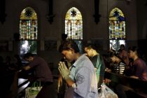 christians-pray-at-a-church-in-kolkata