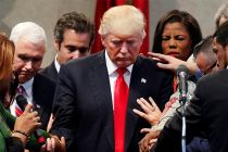 trump-with-evangelical-leaders