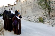 nuns-cast-out-on-the-street-by-the-earthquake-in-norcia