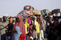 returnees-queue-during-the-evacuation-of-nigerians-displaced-by-boko-haram-militants