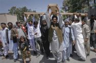pakistani-christians-carrying-cross