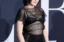 singer-noah-cyrus-poses-at-the-premiere-of-the-film-fifty-shades-darker-in-la