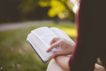 woman-reading-bible