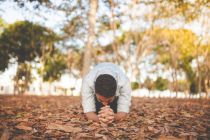 praying-on-knees