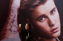 a-girl-takes-a-selfie-in-front-of-a-hoarding-outside-the-venue-of-canadian-singer-justin-bieber-concert-in-mumbai-india-earlier-this-month