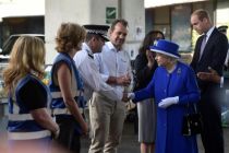 the-queen-and-prince-william-meet-emergency-workers-near-grenfell-tower