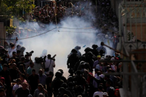 stun-grenades-explode-at-the-entrance-to-temple-mount