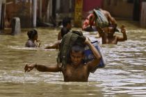 in-indias-west-bengal-hundreds-of-thousands-of-people-have-been-moved-to-relief-camps-as-a-result-of-the-floods