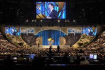 Pastor Joel Osteen preaches to tens of thousands during a worship ...